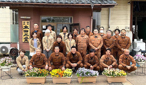 社屋前で集合写真